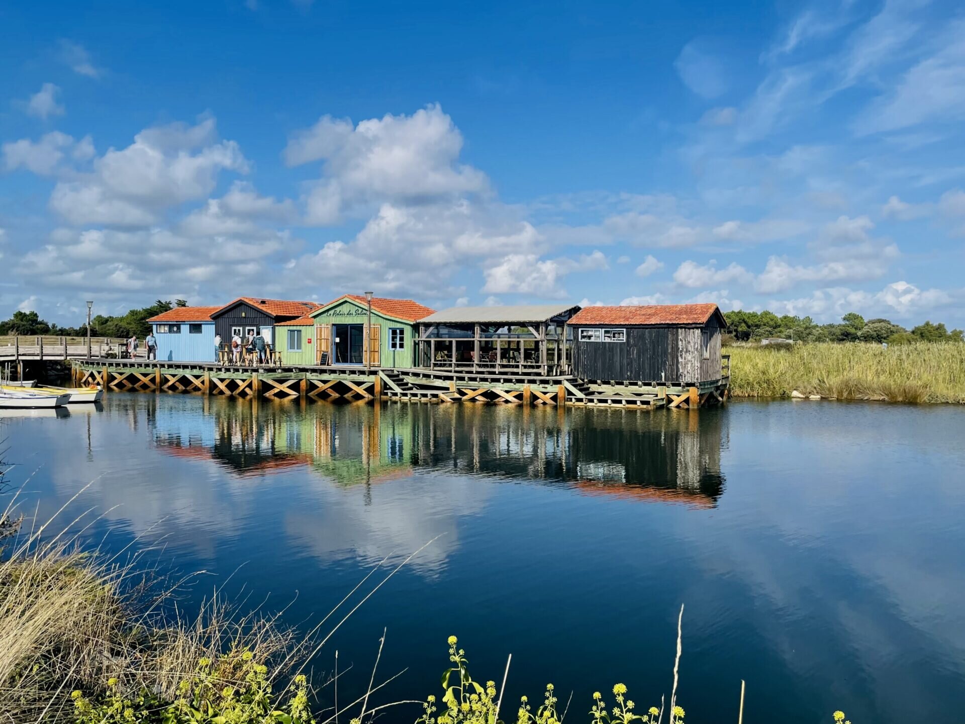 Oléron, l'île des savoir-faire/www.aufildeslieux.fr/ Vue d'ensemble du Port des salines -Photo © K.HIBBS
