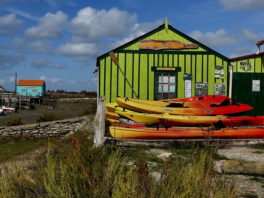 Oléron, l'île des savoir-faire/www.aufildeslieux.fr/ Cabane et canoë kayaks- Photo © K.HIBBS