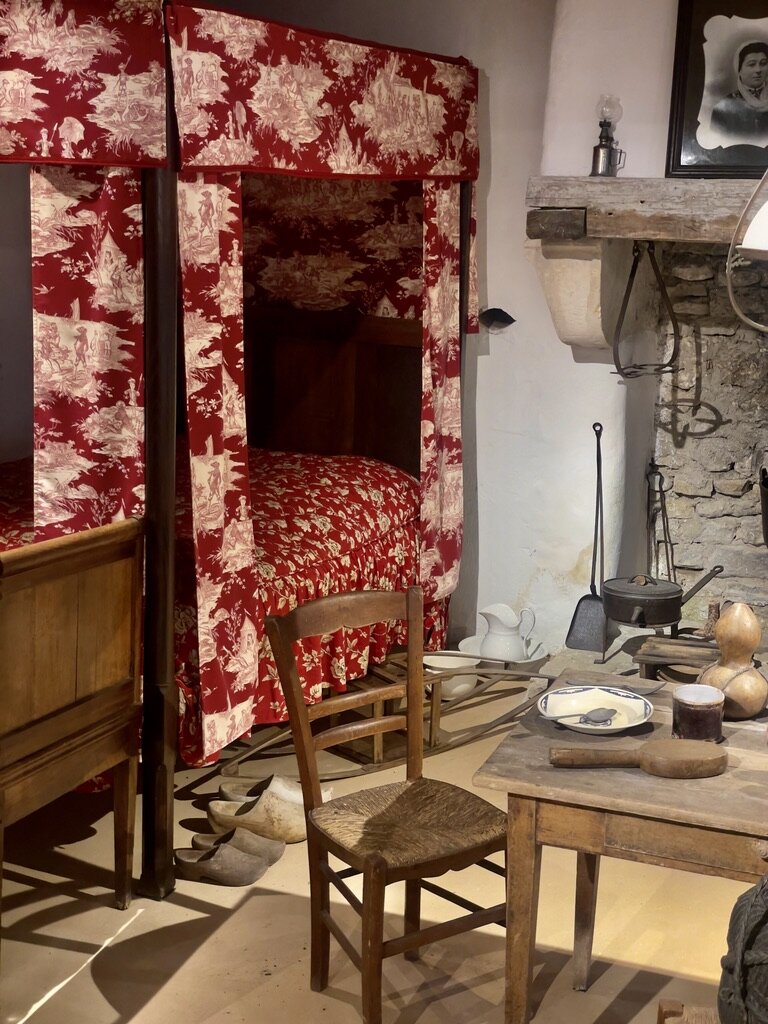 Oléron, l'île des savoir-faire/www.aufildeslieux.fr/ Reconstitution d'une pièce à vivre dans le musée de la maison éco-paysanne d'Oléron- Photo© K.HIBBS