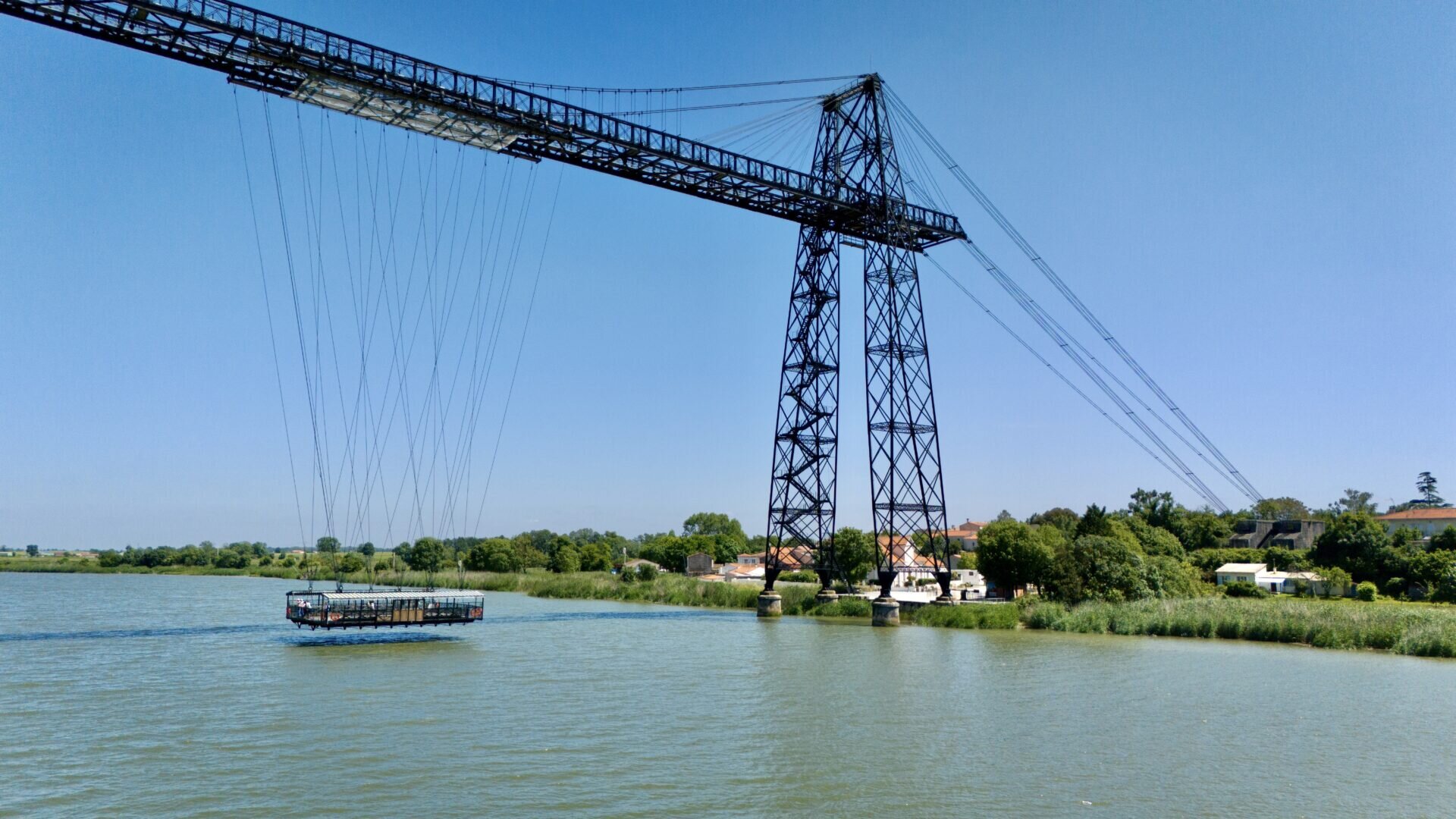 Oléron, l'île des savoir-faire/www.aufildeslieux.fr/ ochefort-ocean-pont-transbordeur_©Les_Coflocs