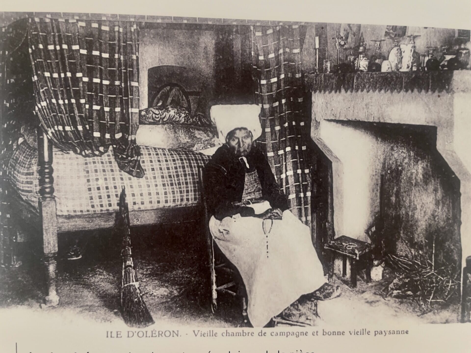 Oléron, l'île des savoir-faire/www.aufildeslieux.fr/ Carte postale ancienne d'une chambre dans une maison paysanne