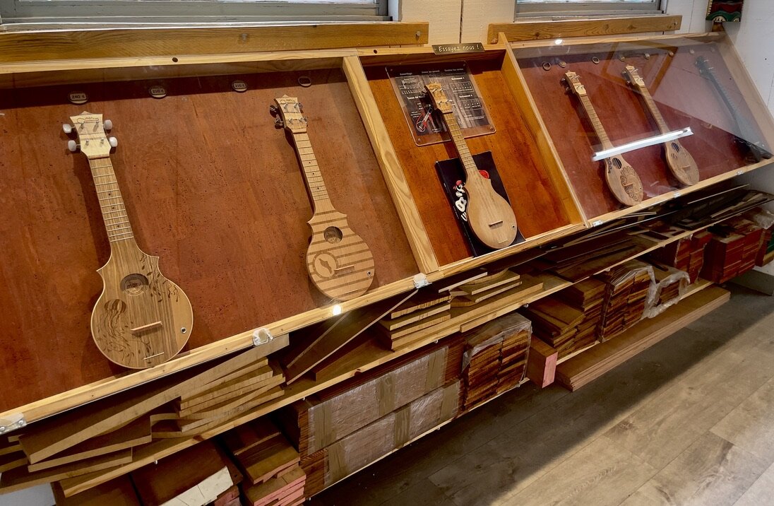 Oléron, l'île des savoir-faire/www.aufildeslieux.fr/ Fabrication de motus par le luthier Sylvain Enjoubaut-Photo © K.HIBBS