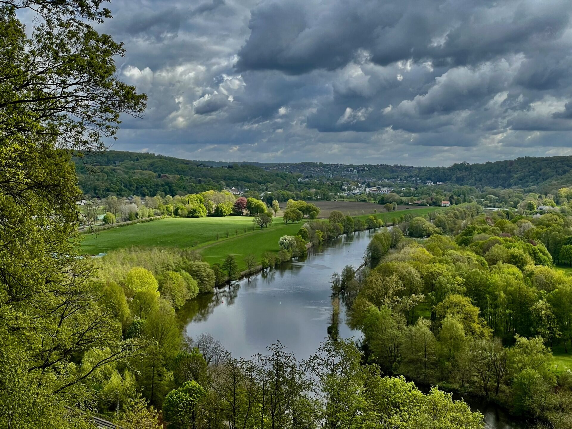 La Ruhr, entre nature et patrimoine industriel/www.aufildeslieux.fr/La rivière Ruhr © K.HIBBS
