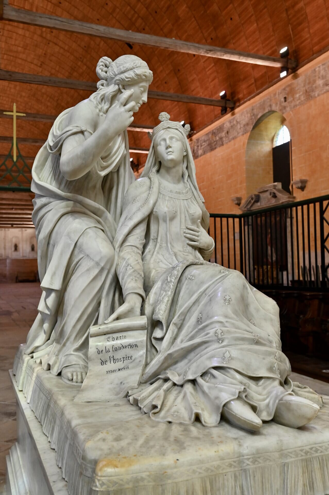 Le Tonnerois, l'autre trésor de l'Yonne/www.aufildeslieux.fr/ Statue de Marguerite de Bourgogne avec l'allégorie de la Charité-© K.HIBBS