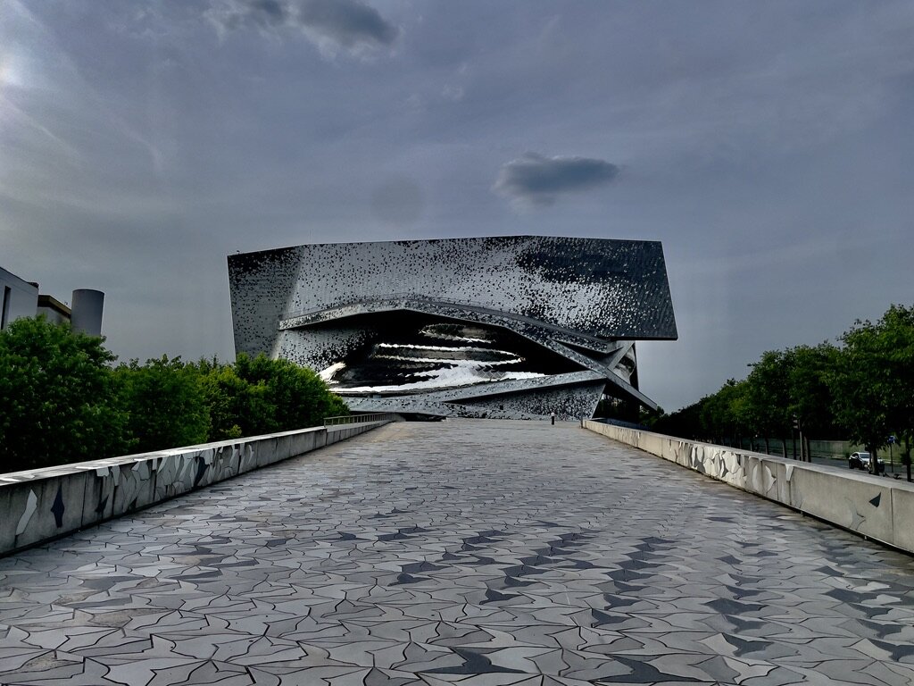 Le Triangle d'or de la culture allemande: Dresde,Leipzig,Weimar/www.aufildeslieux.fr/ Vue extérieure d'ensemble de la Philharmonie de Paris - Photo © Elsa HIBBS