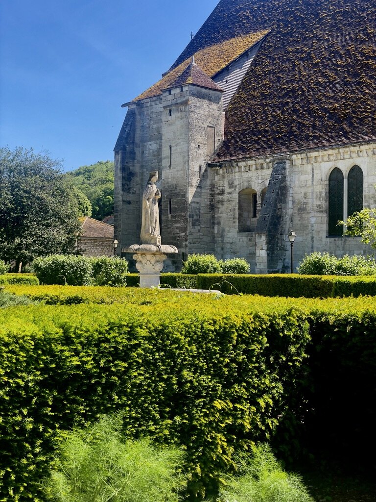 Le Tonnerois, l'autre trésor de l'Yonne/www.aufildeslieux.fr/ Vue des jardins de l'Hôtel Dieu avec statue de Marguerite de Bourgogne © K.Hibbs
