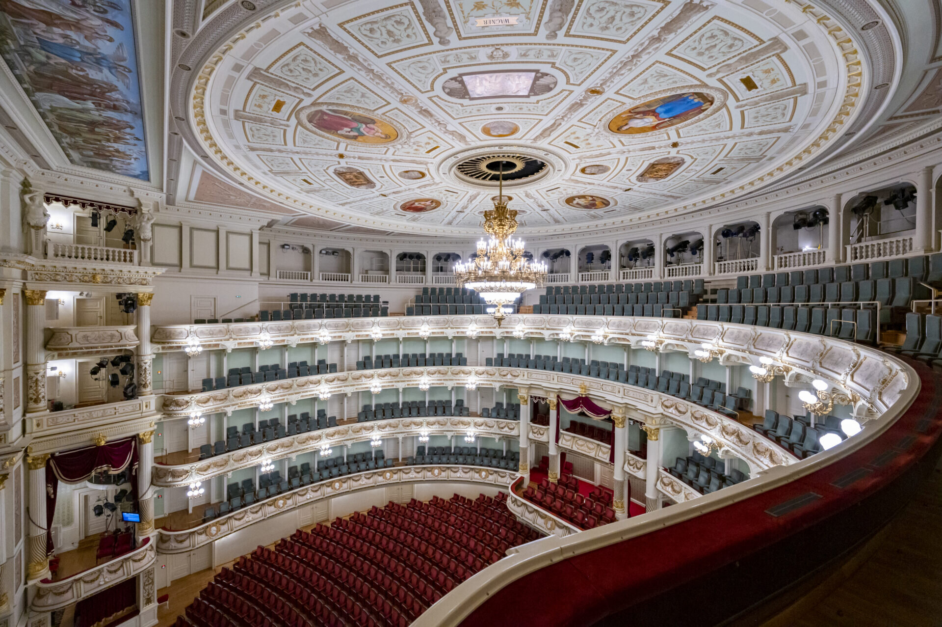 Le Triangle d'or de la culture allemande: Dresde,Leipzig,Weimar/www.aufildeslieux.fr/ Intérieur de l'opéra Semper de Dresde - Photo © Udo Bernhart
