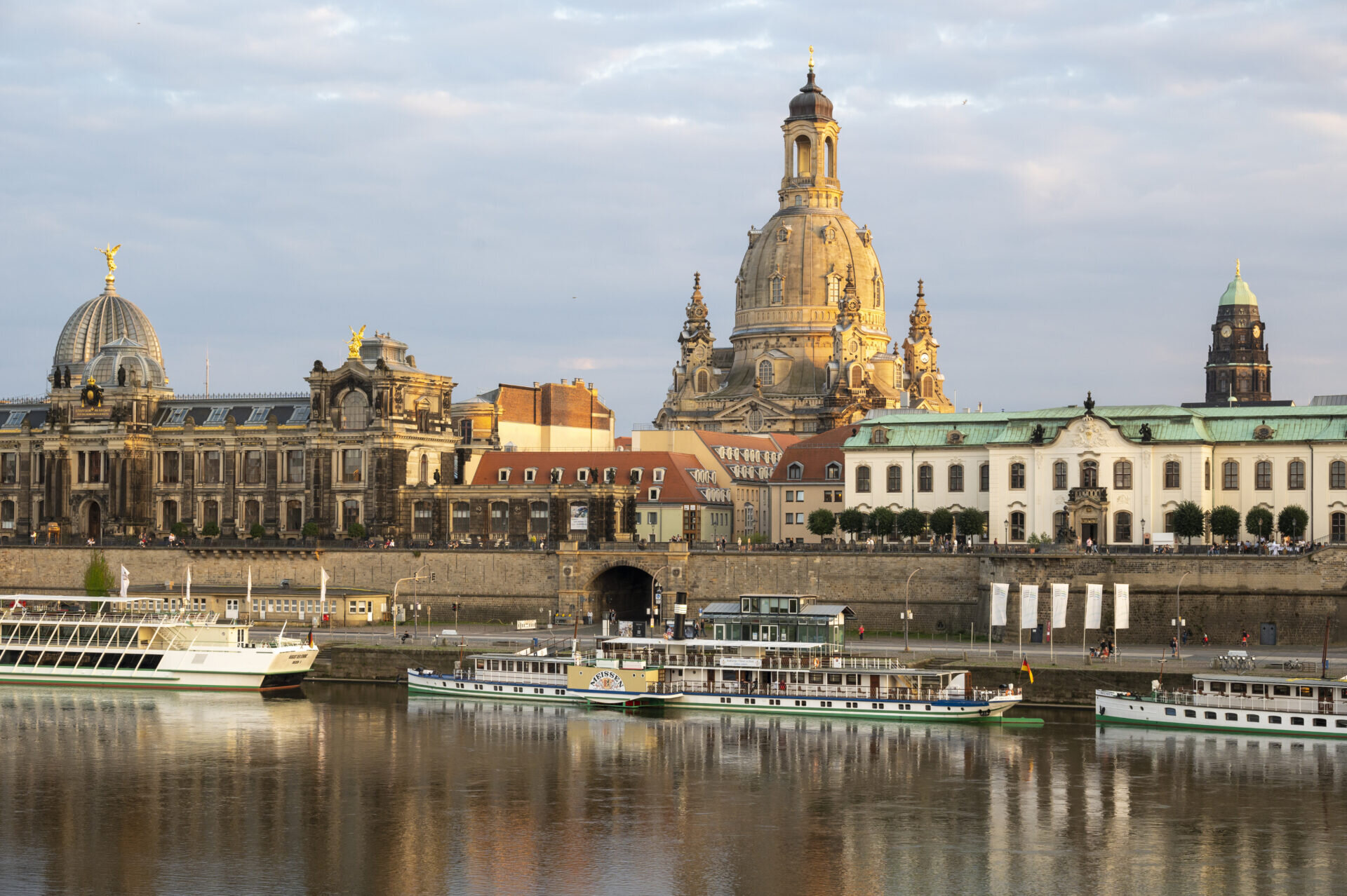 Le Triangle d'or de la culture allemande: Dresde, Leipzig,Weimar/www.aufildeslieux.fr/Panorama du centre-ville de Dresde avec promenade en bateau à vapeur Bruehlsche Terrasse- Photo © Udo Bernhart
