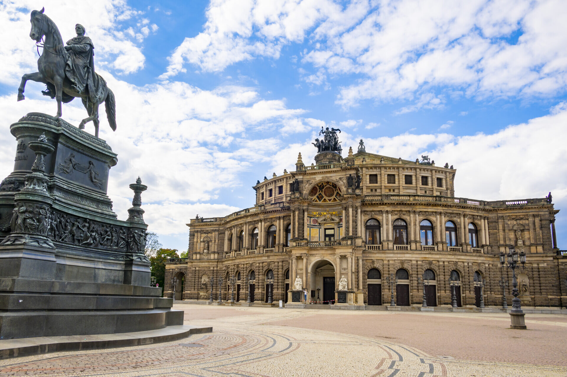 Le Triangle d'or de la culture allemande: Dresde,Leipzig,Weimar/www.aufildeslieux.fr/ Square de l'Opéra Semper de Dresde - Photo © Udo Bernhart