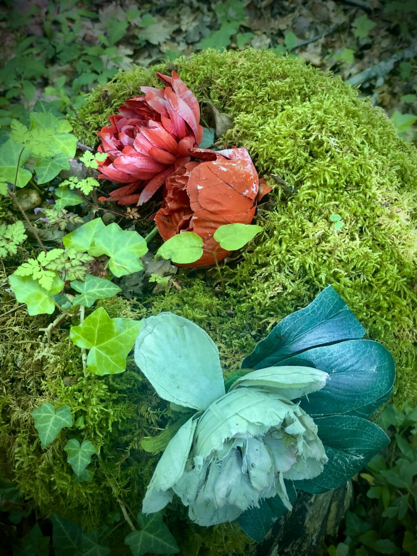 Le Tonnerois, l'autre trésor de l'Yonne/www.aufildeslieux.fr/ Fleurs géantes tombées d'une boutonnière de Marie-Laure Herbigo & Alain Bresson- Photo ©K.HIBBS