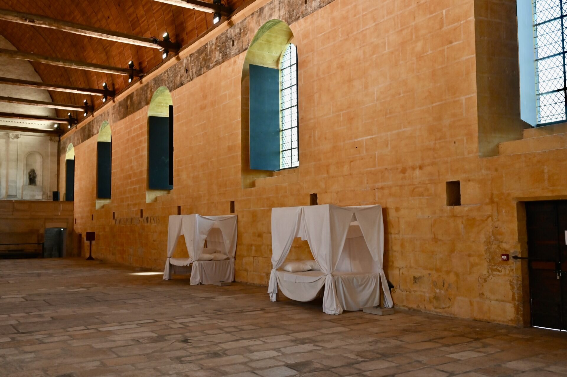 Le Tonnerois, l'autre trésor de l'Yonne/www.aufildeslieux.fr/ La salle des malades de l'hôtel-Dieu de Tonnerre © K.HIBBS