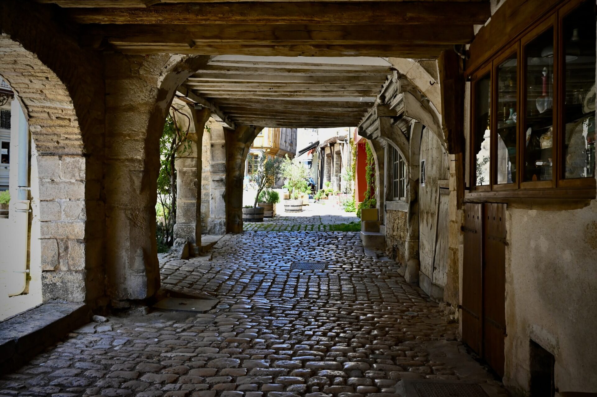 Le Tonnerois, l'autre trésor de l'Yonne/www.aufildeslieux.fr/ Un passage couvert pavé de Noyers-sur-Serein- Photo © K.HIBBS