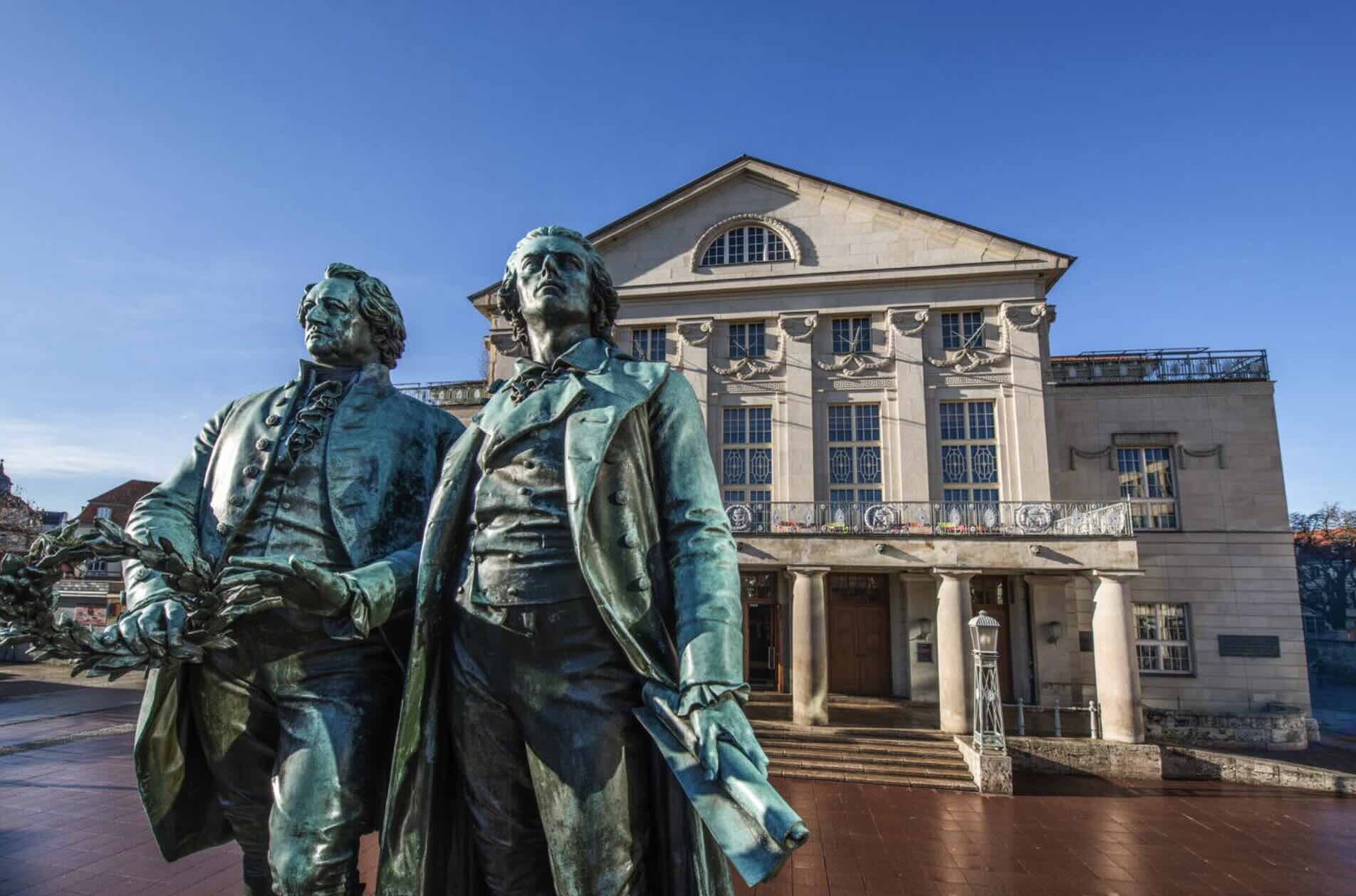 Le Triangle d'or de la culture allemande: Dresde,Leipzig,Weimar/www.aufildeslieux.fr/Goethe et Schiller devant le théâtre national allemand de Weimar- Photo © Maik Schuck