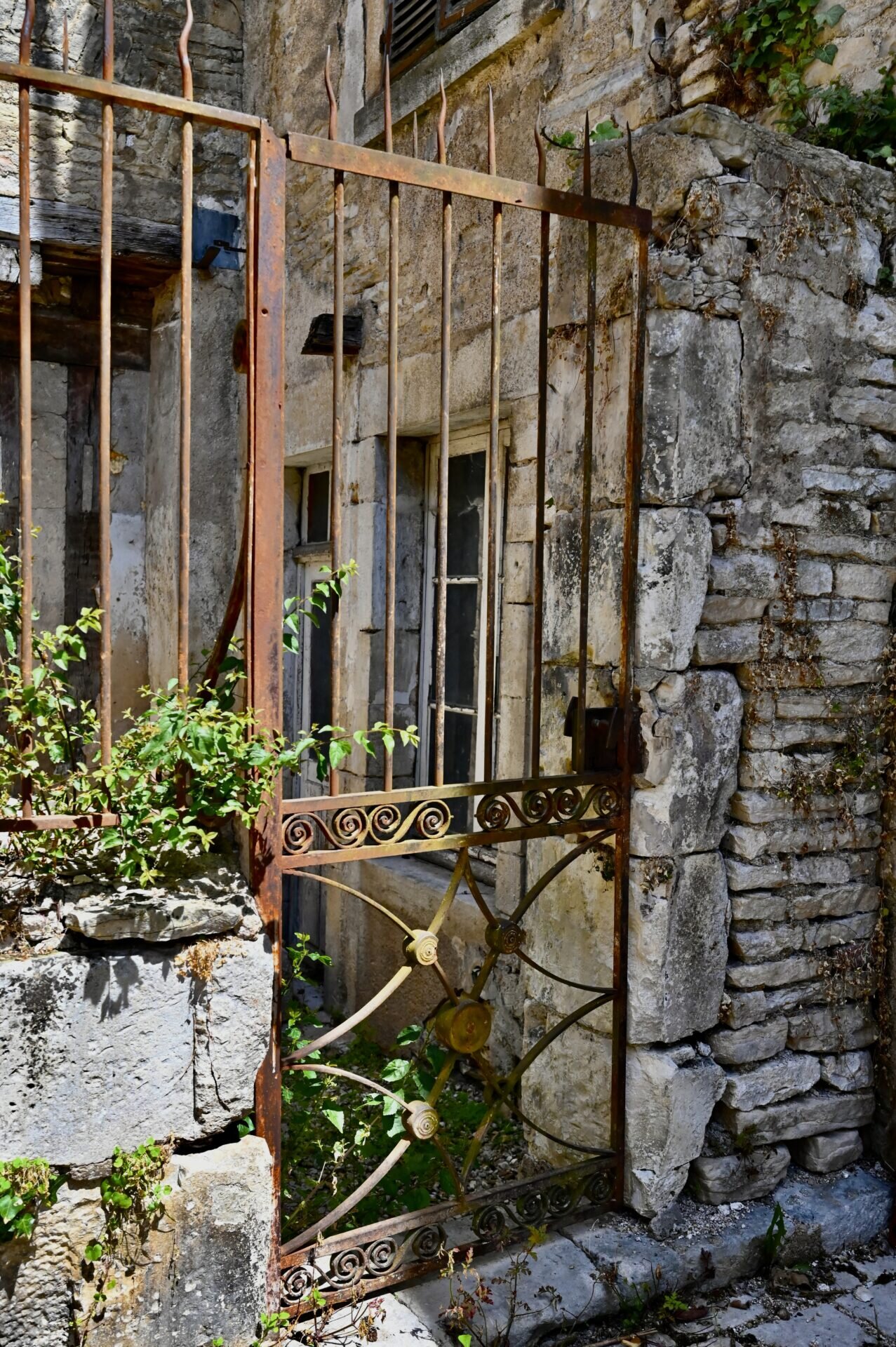 Le Tonnerois, l'autre trésor de l'Yonne/www.aufildeslieux.fr/ Grille rouillée -Photo © K.HIBBS