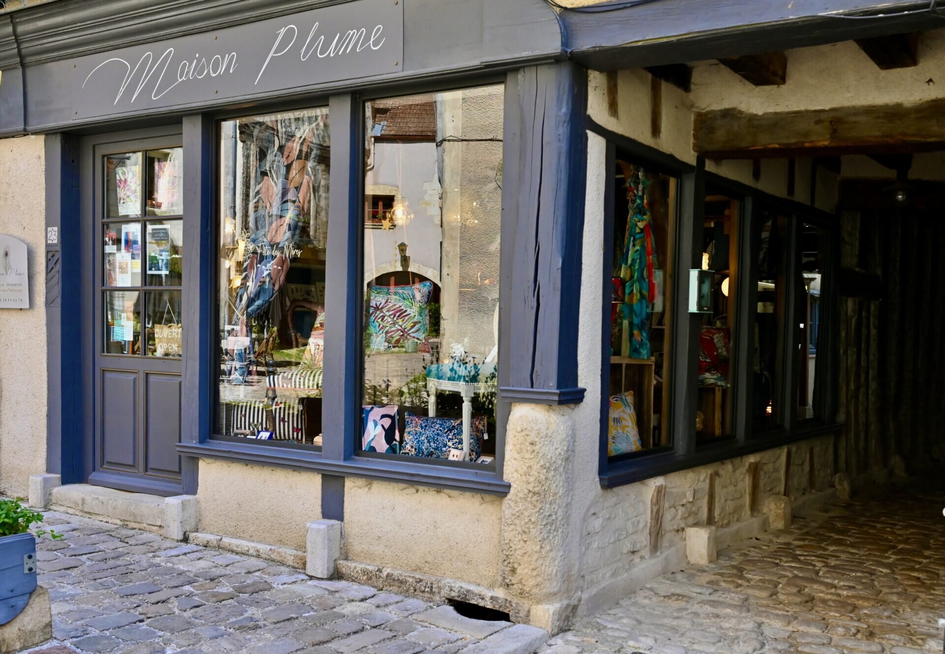 Le Tonnerois, l'autre trésor de l'Yonne/www.aufildeslieux.fr/ Devanture de la boutique-Atelier maison Plume à Noyers-sur-Serein -Photo © K.HIBBS