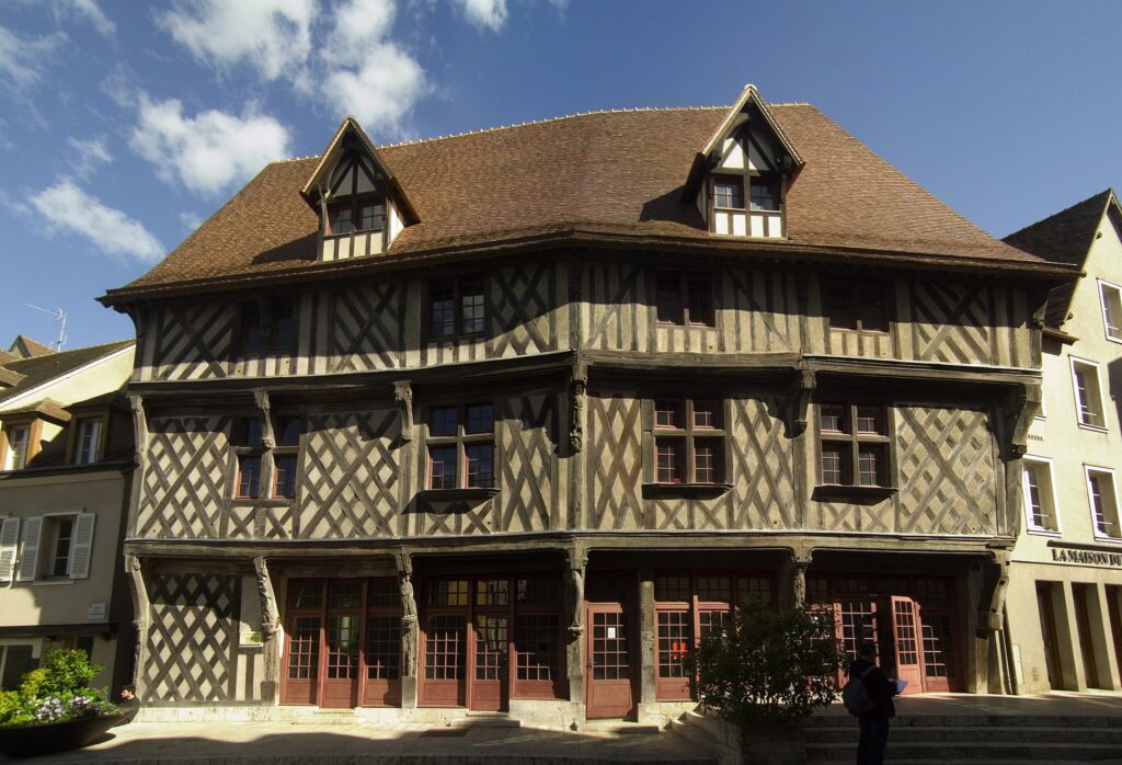 Chartres, la belle illuminée/www.aufildeslieux.fr/ Vue d'ensemble sur la Maison du Saumon © Poulpy-Commons