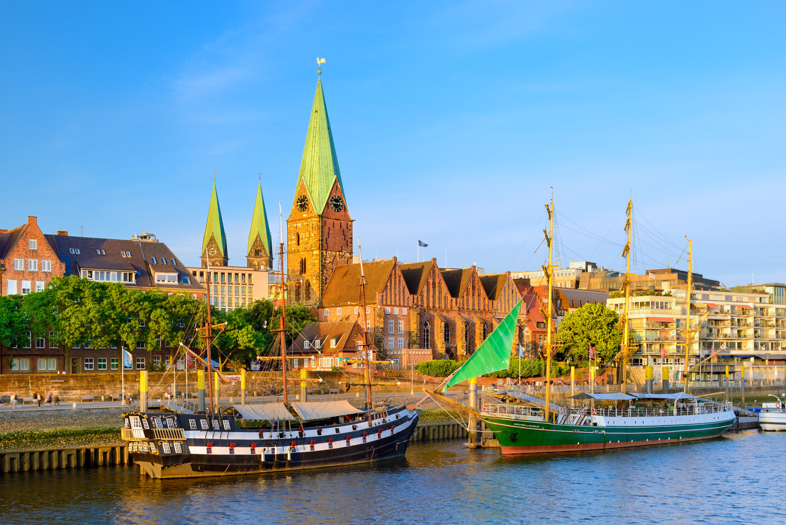 De Brême à Leer en Basse Saxe/www.aufildeslieux.fr/Vue des quais de Brême avec le bateau Alexander Von sur la Weser et l'église Notre Dame © Francesco Carovillano.