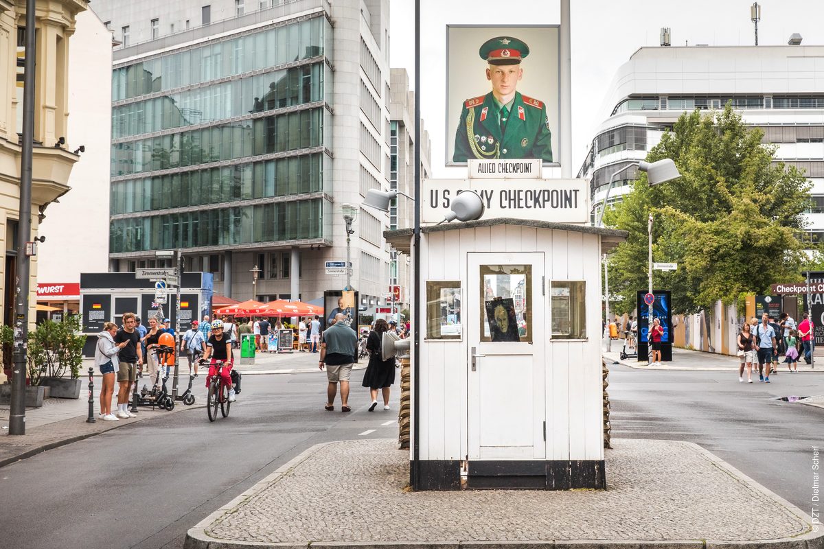 Berlin en 3 jours/aufildeslieux.fr/ Checkpoint Charlie à Berlin avec portrait d'un soldat soviétique par Franck Thiel © OT Berlin
