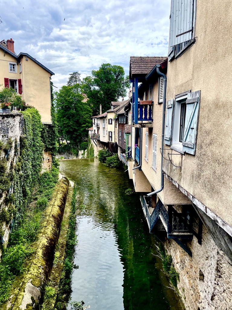  Arbois, dans les pas de Louis Pasteur/www.aufildeslieux.fr/Vue sur Arbois et la Cuisance - Photo ©K.HIBBS 