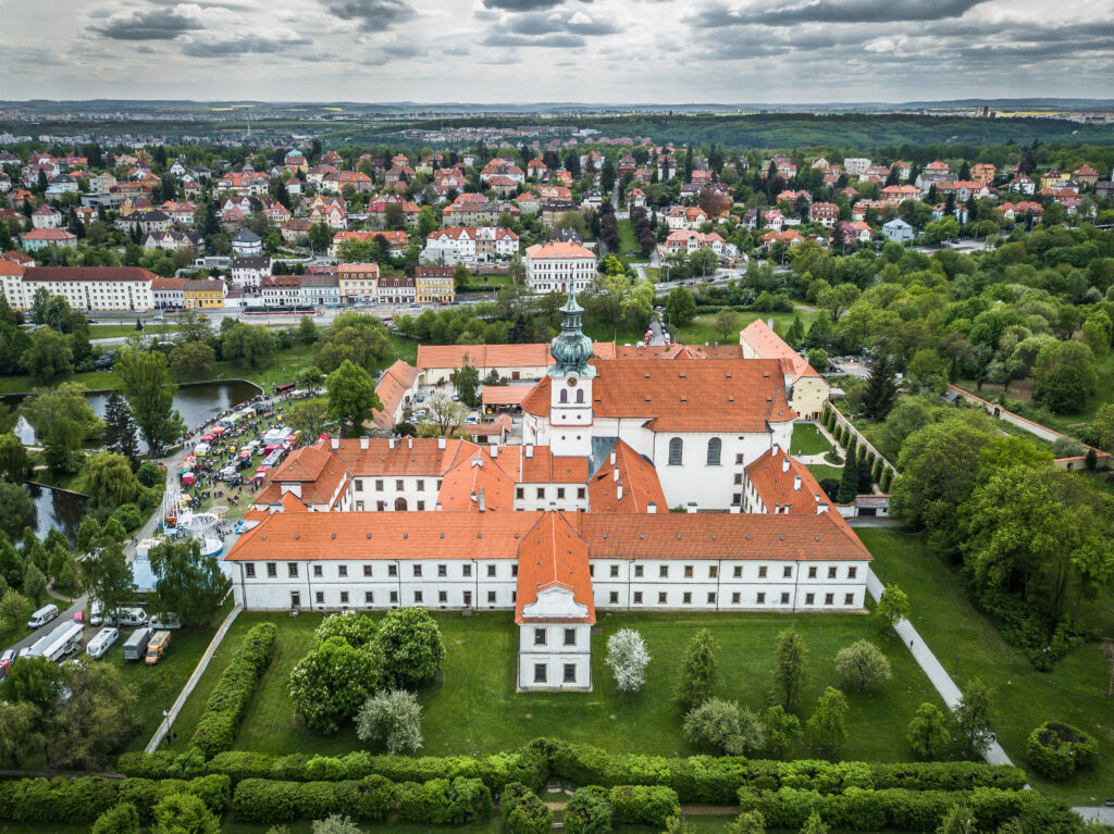  Les secrets de la bière tchèque/www.aufildeslieux.fr/Vue aérienne du Monastère de Břevnov -Photo © OT tchèque