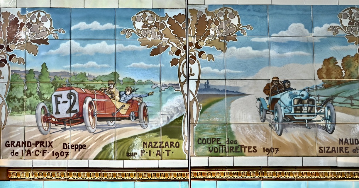 Clermont-Ferrand, entre volcans et patrimoine historique-www.aufildeslieux.fr/ Céramique Art Nouveau représentant des courses automoiles © Elsa Hibbs