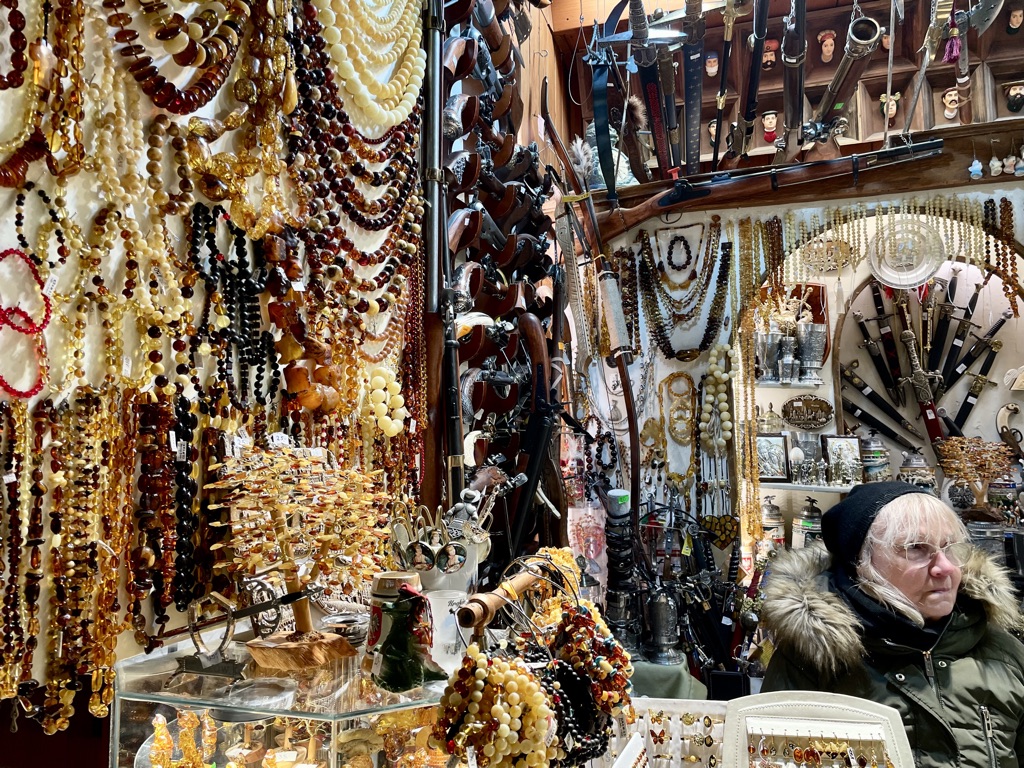  Un Conte de Noël à Cracovie/aufildeslieux.fr/ Une vendeuse de bijoux en ambre dans la Halle aux draps du Rynek © K.HIBBS 