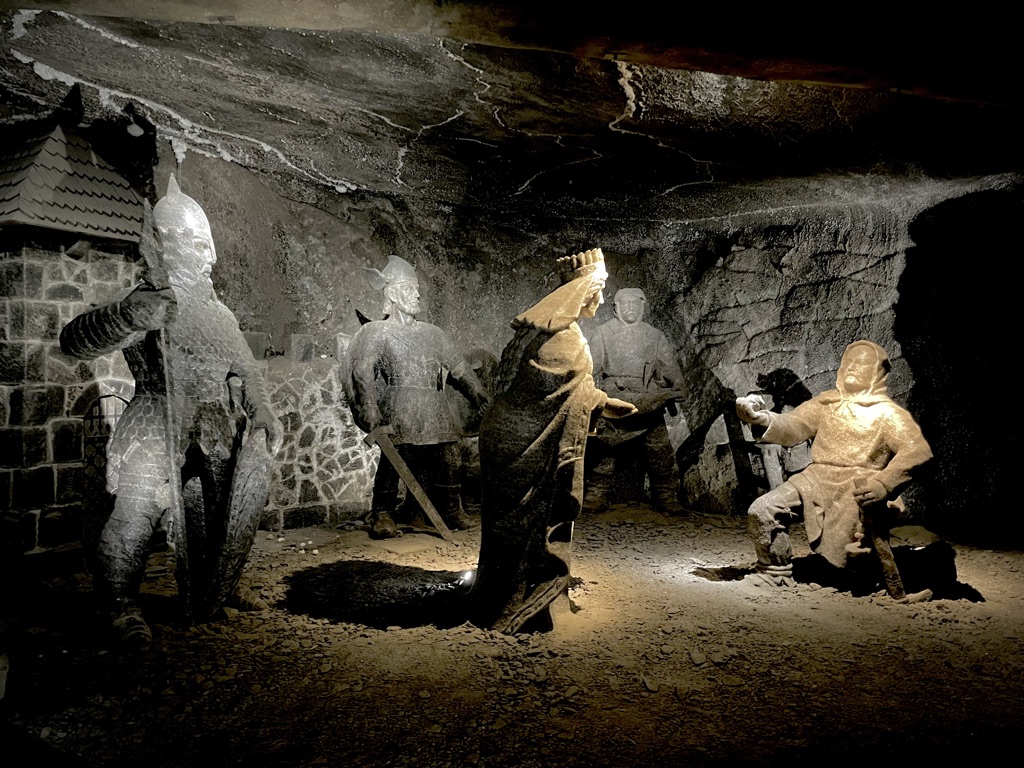 The Wieliczka salt mine, a true journey into the bowels of the earth/www.aufildeslieux.fr/ Chambre Janowice , " La Grande Légende", groupe de sculptures de sel par le mineur Mieczyslaw Kluzek -1967-Photo©K.HIBBS
