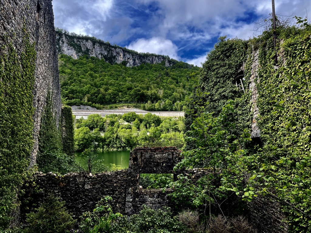  Partir à la découverte des lacs du Haut Bugey/www.aufildeslieux.fr/ Ruines des anciennes glacières avec vue sur le lac de Sylans © K.HIBBS