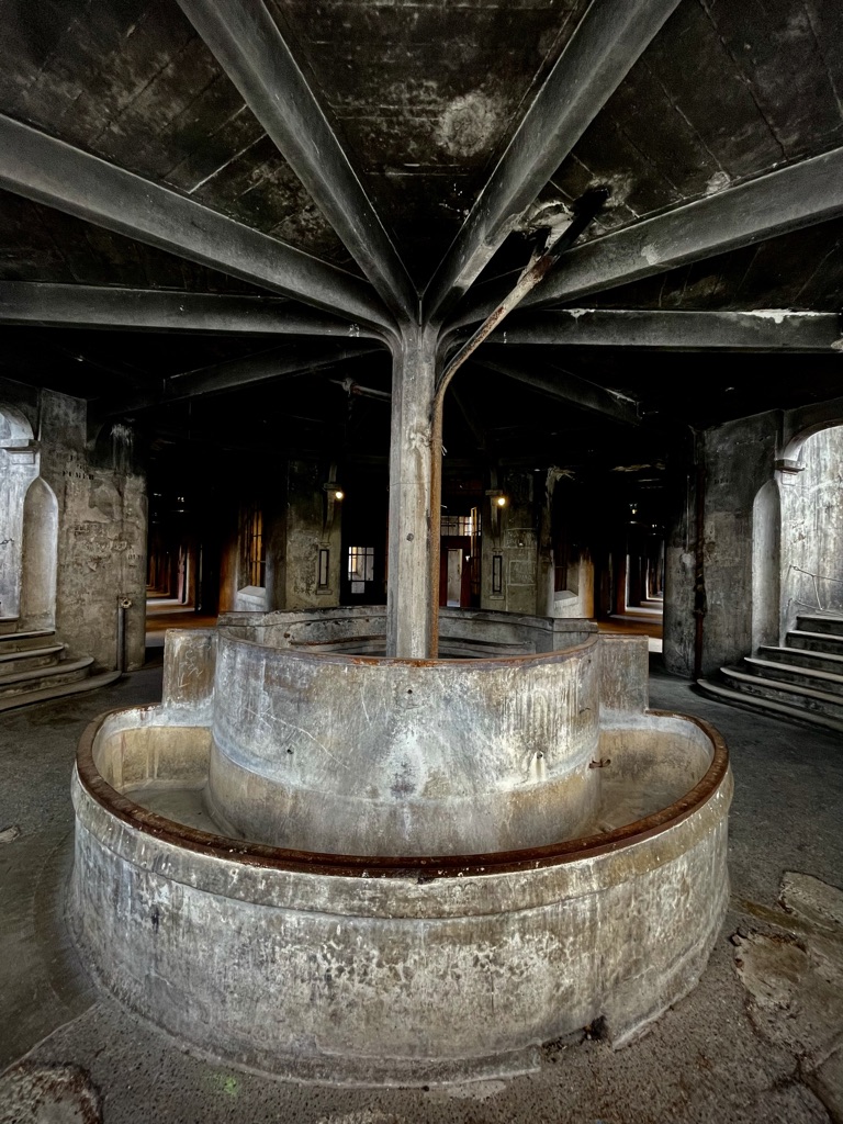 Le Musée du Peigne et de la Plasturgie d'Oyonnax/www.aufildeslieux.fr/ Ancien bassin de lavage dans le vestibule de la Grande Vapeur -Photo © K.HIBBS