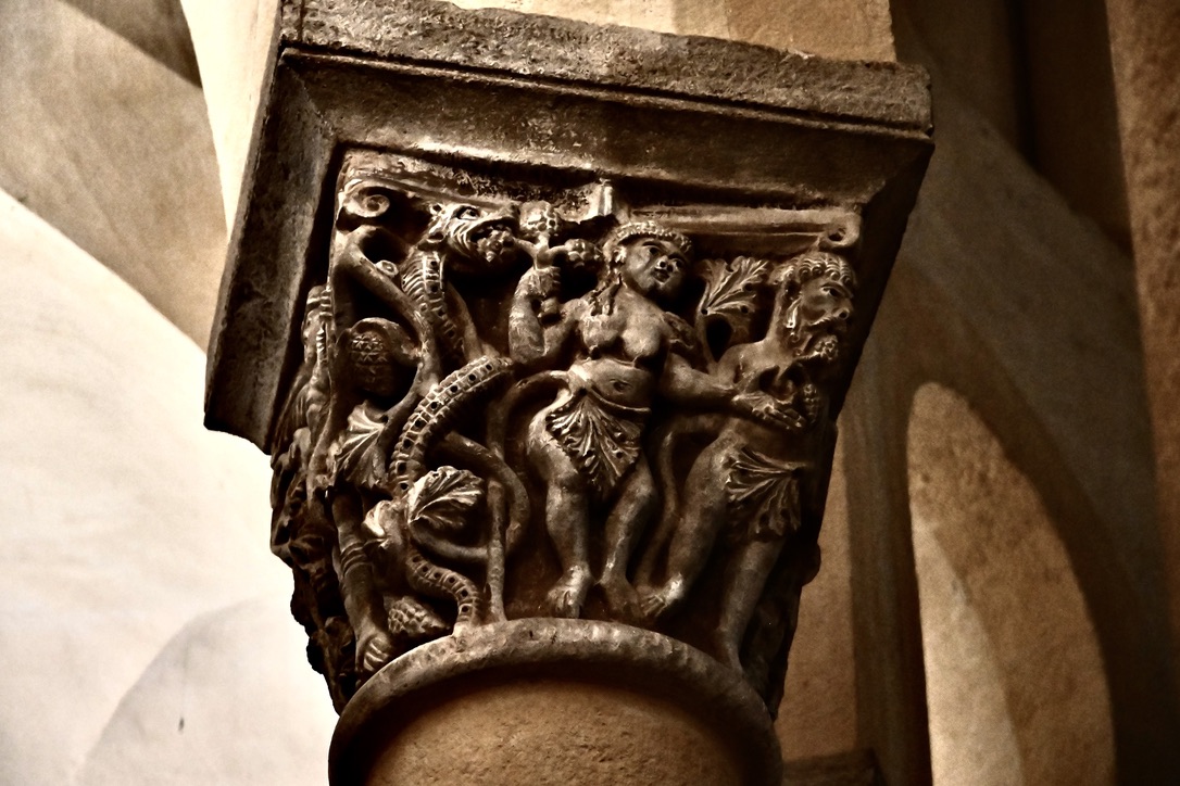 Clermont-Ferrand, entre volcans et patrimoine historique-www.aufildeslieux.fr/Chapiteau Adam et Ève de Notre Dame du Port © Elsa Hibbs