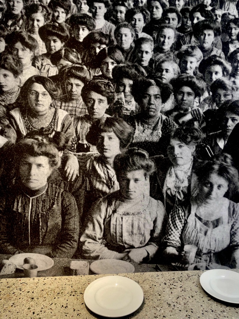 Le musée des Soieries Bonnet/www.aufildeslieux.fr/ Ouvrières à la cantine-Fonds d'archives photographiques des musées de l'Ain