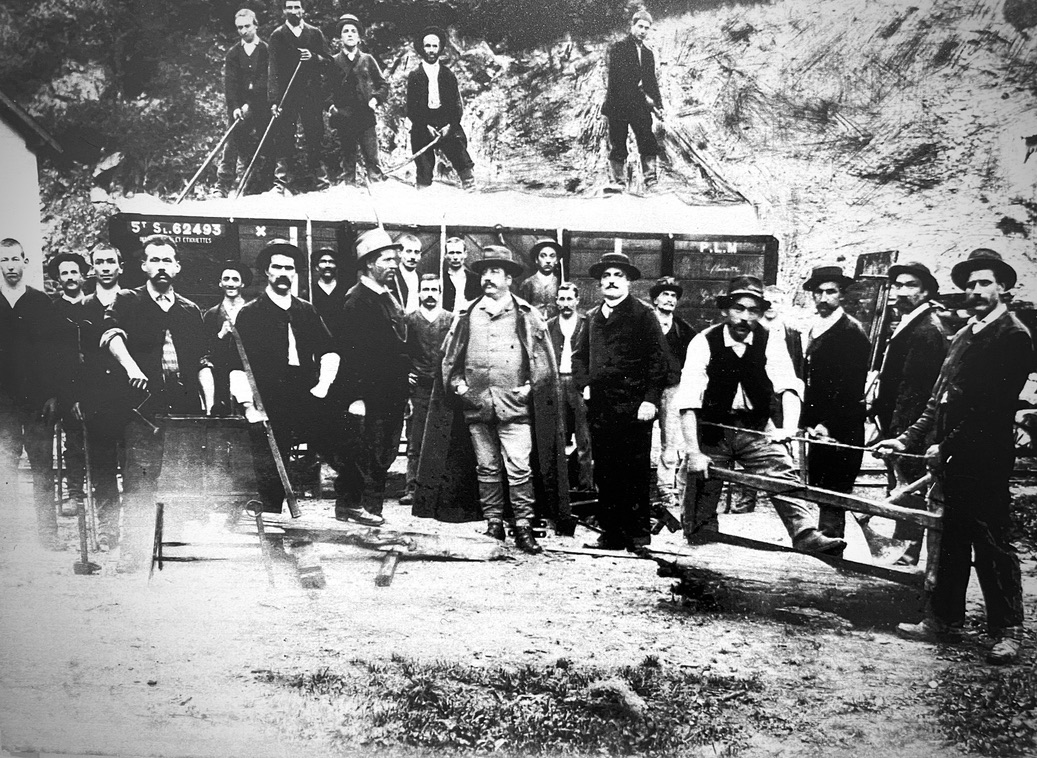  Partir à la découverte des lacs du Haut Bugey/www.aufildeslieux.fr/ Les ouvriers permanents de 1894 avec leur contremaître au centre, Prosper Roget © Collection Famille Roget