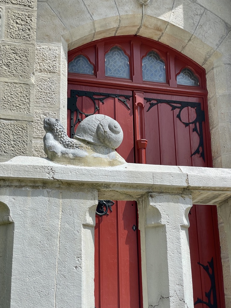 Château-Observatoire d'Antoine d'Abbadie/aufildeslieux.fr/ Sculpture d'escargot sur un balcon-Photo © K.HIBBS