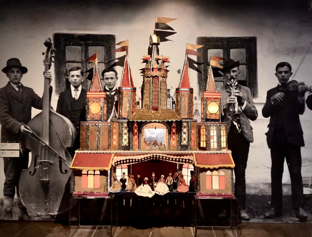 Un Conte de Noël à Cracovie/aufildeslieux.fr/Une crèche portable et ses musiciens au Musée ethnographique de Cracovie © K.HIBBS