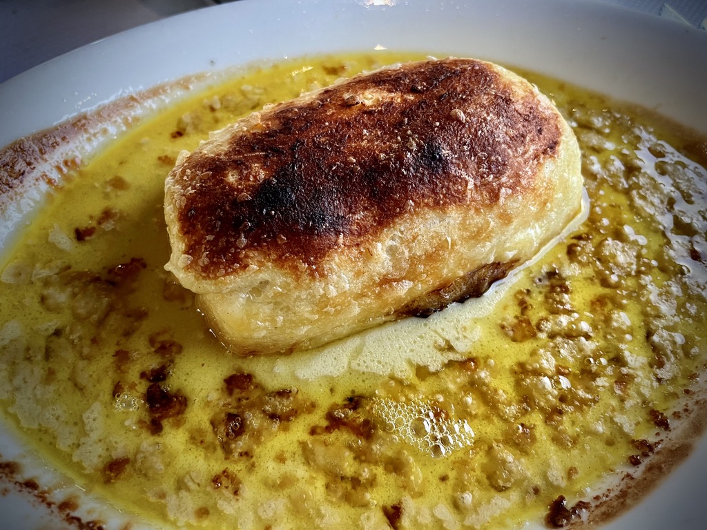  Partir à la découverte des lacs du Haut Bugey/www.aufildeslieux.fr/ Quenelle de brochet avec sauce aux champignons et jus de morilles © K.HIBBS