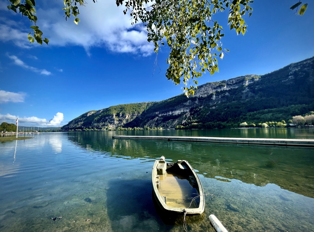 Partir à la découverte des lacs du Haut Bugey/www.aufildeslieux.fr/ Barque de pêcheur sur le lac de Nantua © K.HIBBS