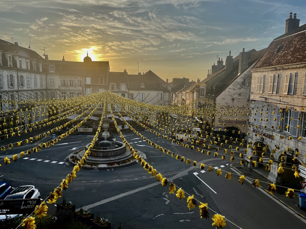 Arbois, dans les pas de Louis Pasteur/www.aufildeslieux.fr/Vue sur les guirlandes de grappes de raisin de la place de la Liberté à Arbois-Photo© K.HIBBS