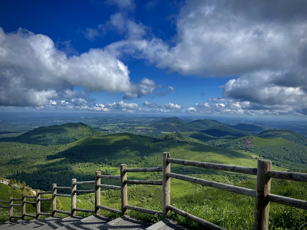 Clermont-Ferrand, entre volcans et patrimoine historique-www.aufildeslieux.fr/ Vue depuis le sentier pédestre au sommet du Puy de Dôme © Katherine HIBBS