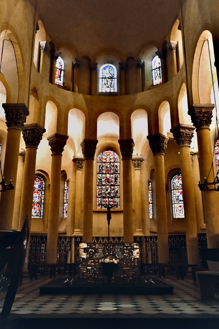 Clermont-Ferrand, entre volcans et patrimoine historique-www.aufildeslieux.fr/ Intérieur basilique Notre Dame du port © Elsa Hibbs