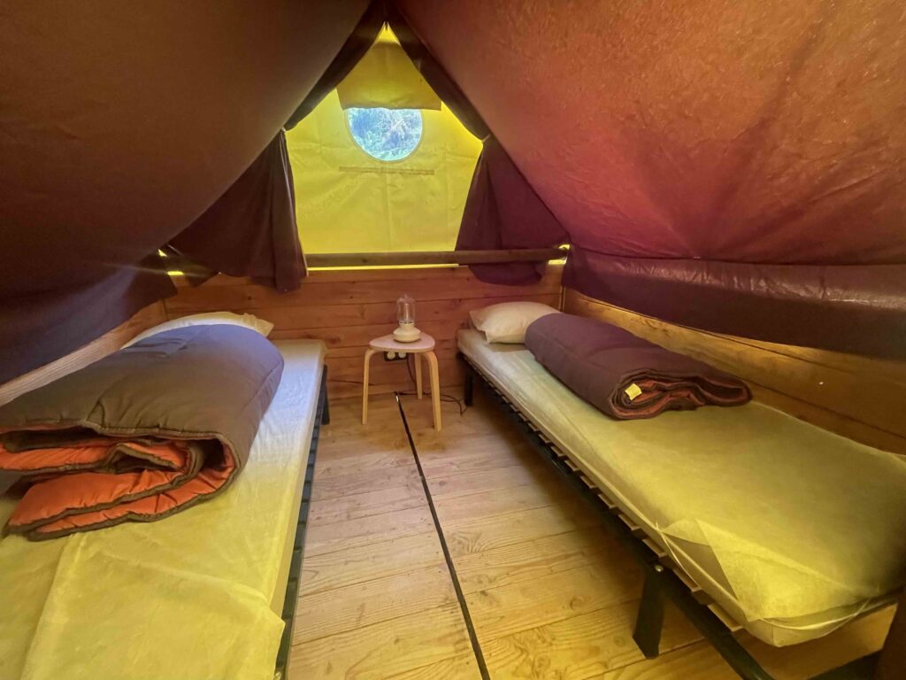 Les Flowers Campings du Guide du Routard/www.aufildeslieux.fr/ Couchages dans un tipi -Photo © K.HIBBS