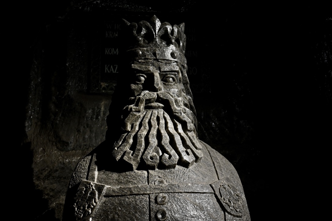 The Wieliczka salt mine, a true journey into the bowels of the earth/www.aufildeslieux.fr/Salt sculpture representing the bust of King Casimir the Great made by the sculptor Wladyslaw Hapek (1968) - Photo © Katherine HIBBS
