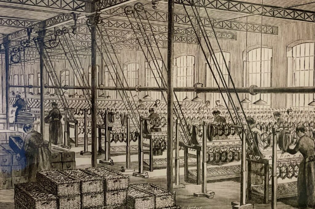 Le musée des Soieries Bonnet/www.aufildeslieux.fr/ Le dévidage-Gravure du Fonds d'archives des musées de l'Ain