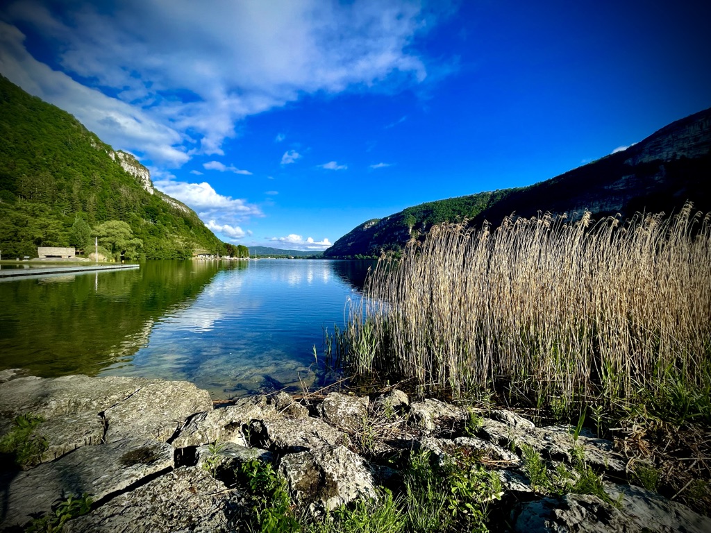 Partir à la découverte des lacs du Haut Bugey/www.aufildeslieux.fr/ Vue sur le lac de Nantua © K.HIBBS