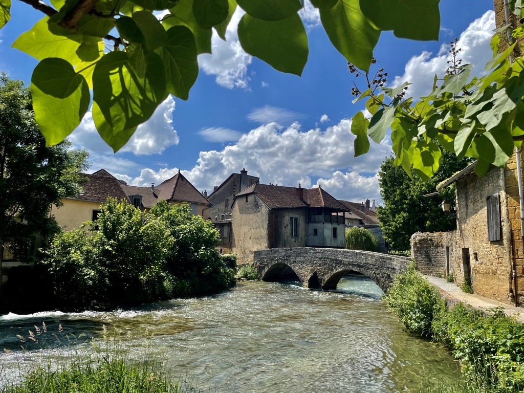 Arbois, dans les pas de Louis Pasteur/www.aufildeslieux.fr/Vue sur Arbois et la Cuisance - Photo ©K.HIBBS 