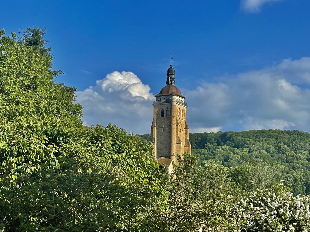 Arbois, dans les pas de Louis Pasteur/www.aufildeslieux.fr/ Panorama sur l'église St Just à Arbois-Photo© K.HIBBS