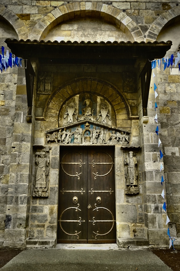 Clermont-Ferrand, entre volcans et patrimoine historique-www.aufildeslieux.fr/Façade Notre Dame du Port © Elsa Hibbs