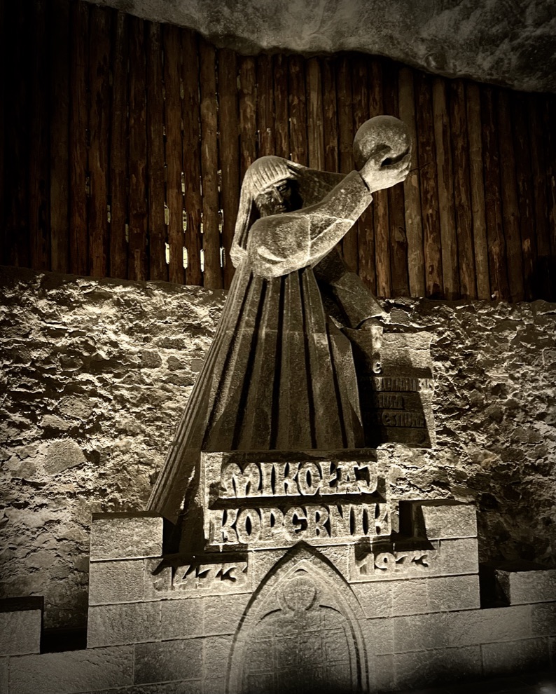 La mine de sel de Wieliczka, véritable voyage dans les entrailles de la terre/www.aufildeslieux.fr/Nicolas Copernic, statue sculptée dans le sel par Wladyslaw Hapek (1973)-Photo © K.HIBBS