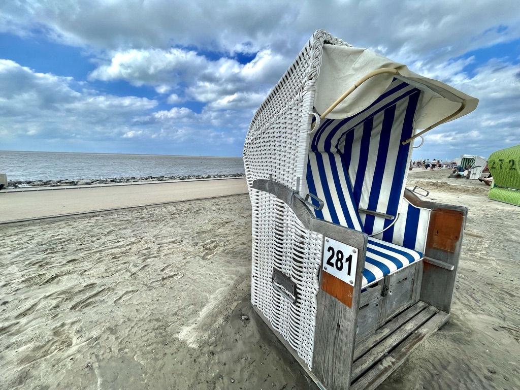 De Brême à Leer en Basse Saxe/www.aufildeslieux.fr/ Strandkorb n° 281 sur la plage de Norddeich © K.HIBBS