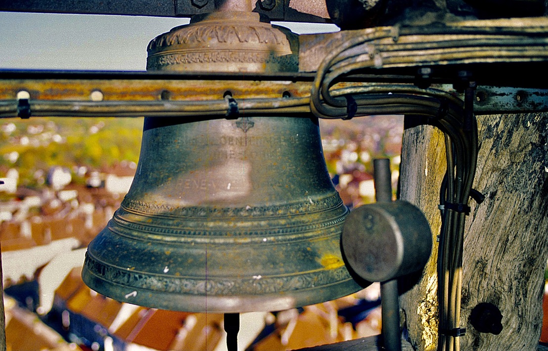 Arbois, dans les pas de Louis Pasteur/www.aufildeslieux.fr/Cloche dédiée à Louis Pasteur au sommet de l'église St Just- Photo© P.Bruniaux