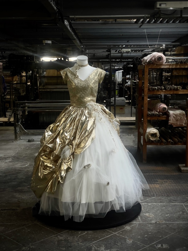 Le musée des Soieries Bonnet/www.aufildeslieux.fr/ Une robe de mariée dans les ateliers-Photo © K.HIBBS